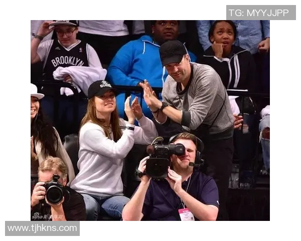 足球场上闪耀的星光夫妻：他们如何平衡事业与家庭的双重挑战